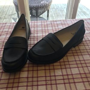 NWOT Women’s black loafers